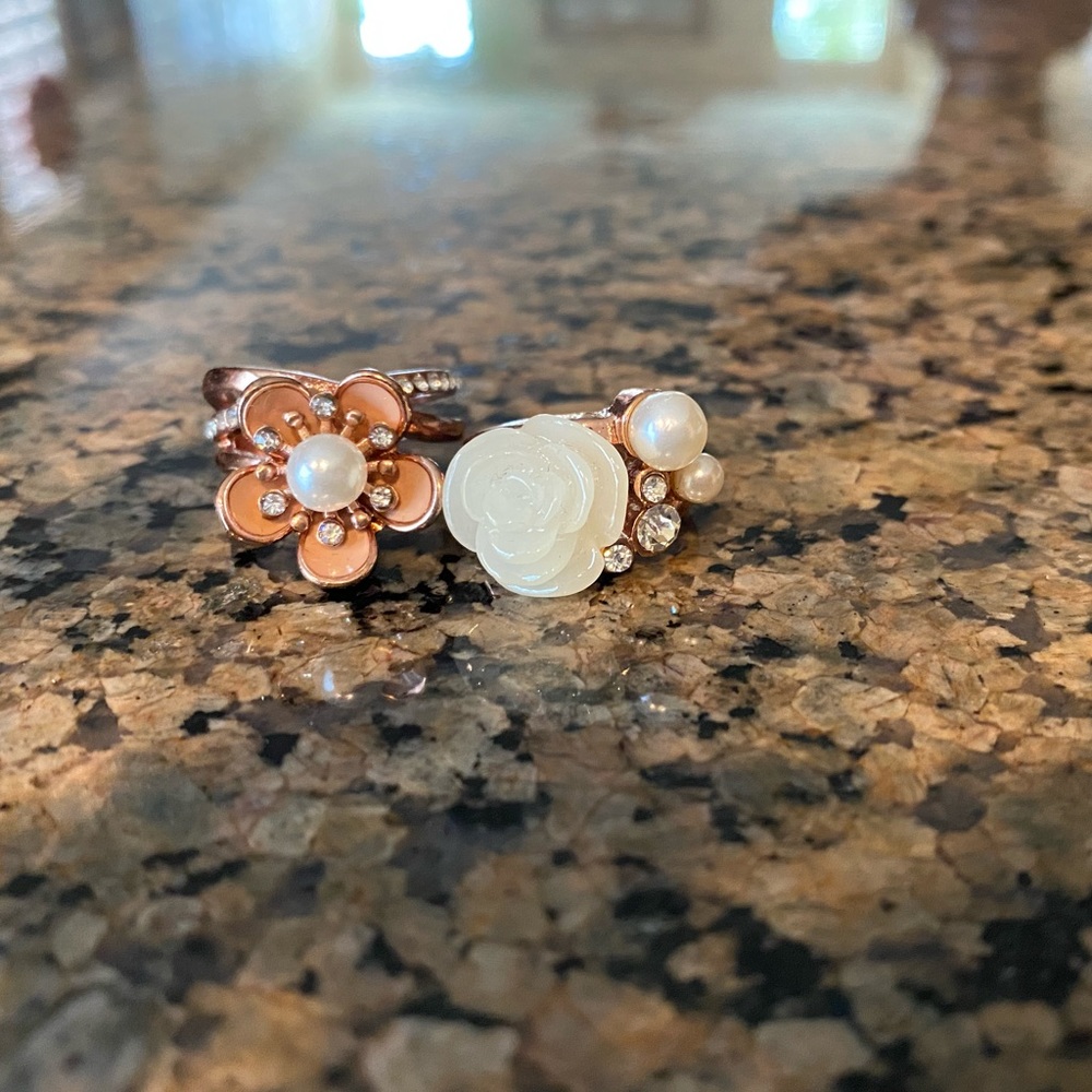Set of floral rings